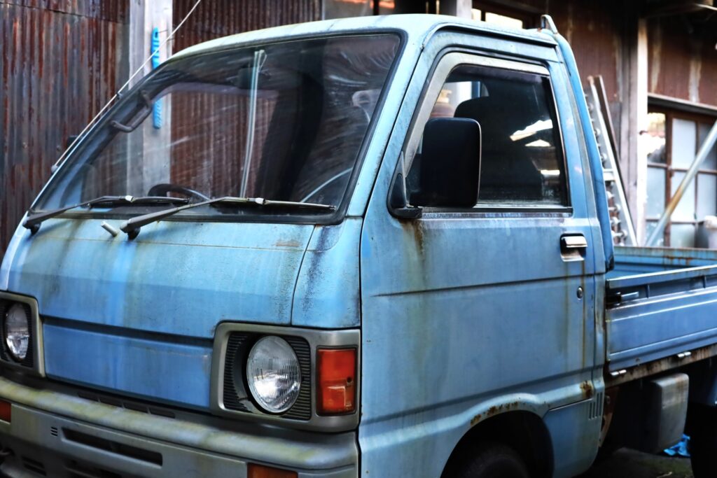 トラックの廃車はどうするの？必要な書類や費用、依頼できる業者も紹介 